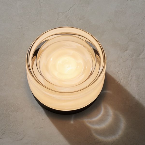 Minimalistische runde Wandlampe aus Acryl mit Grübchen