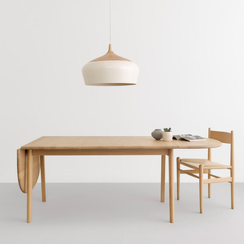 Minimalistische Pendelleuchte in Schalenform in Schwarz-Weiß