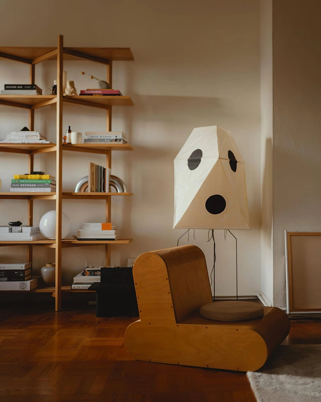Origami Stehleuchte – Skulpturales Licht für Wohnzimmer &amp; Leseecke