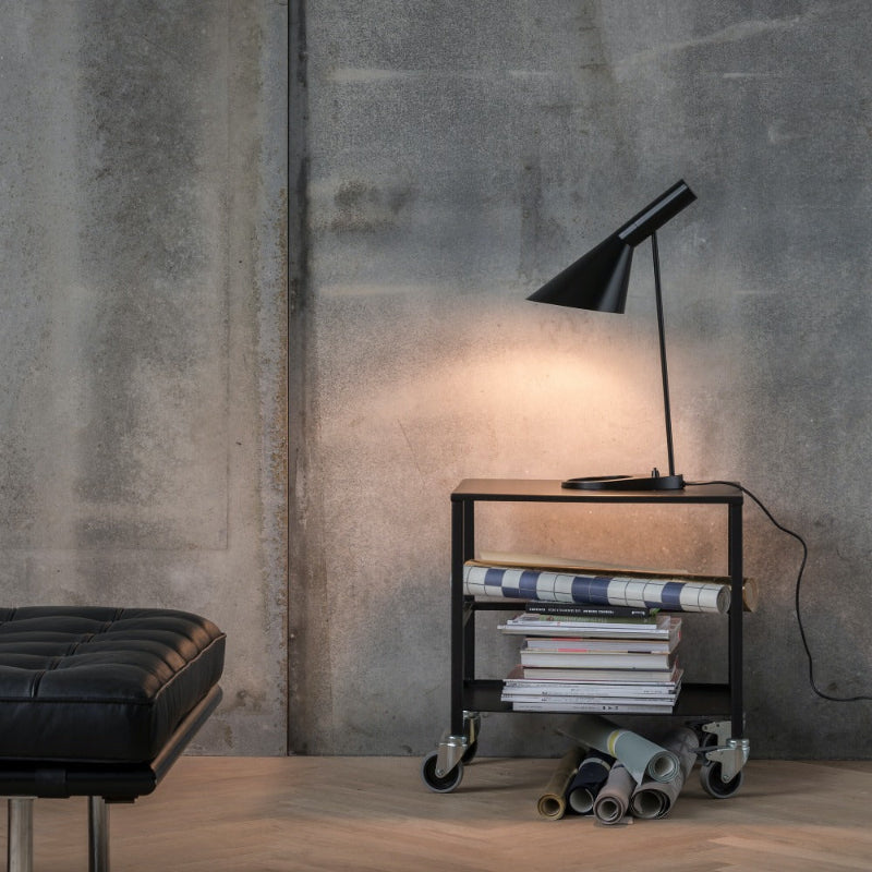 Verstellbare Tischlampe aus Metall im klassischen Design