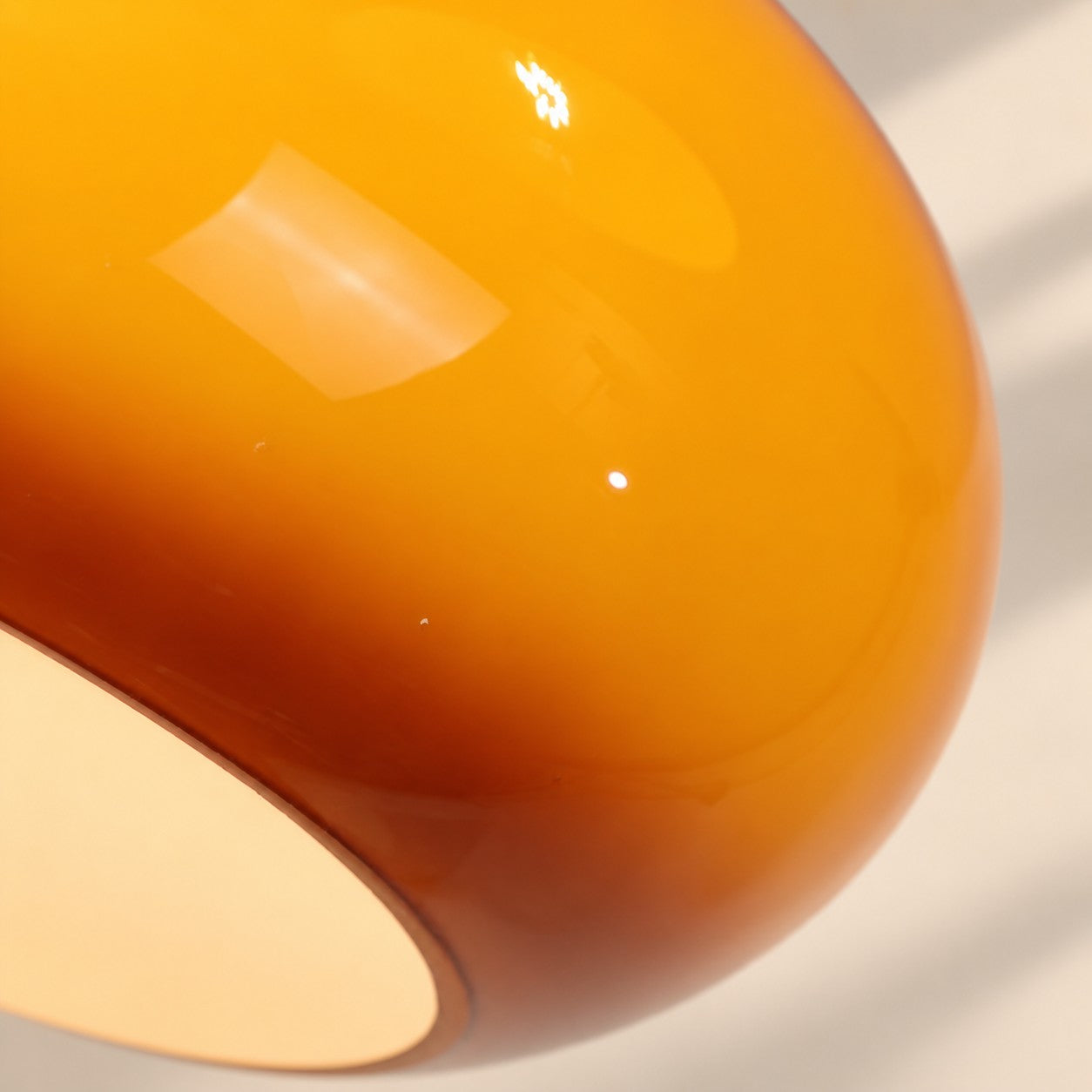 Pendelleuchte aus Glas mit Stecker für die Kücheninsel