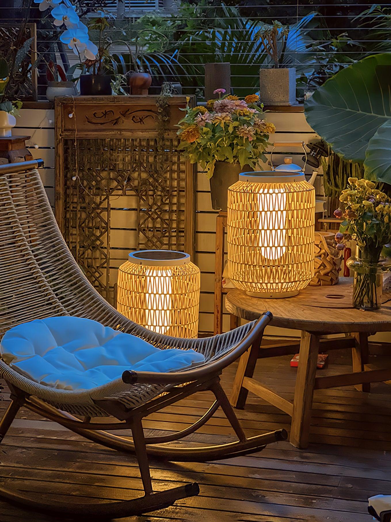 Außenlampe aus geflochtenem Rattan – traditionelles Handwerkslicht für Ecken