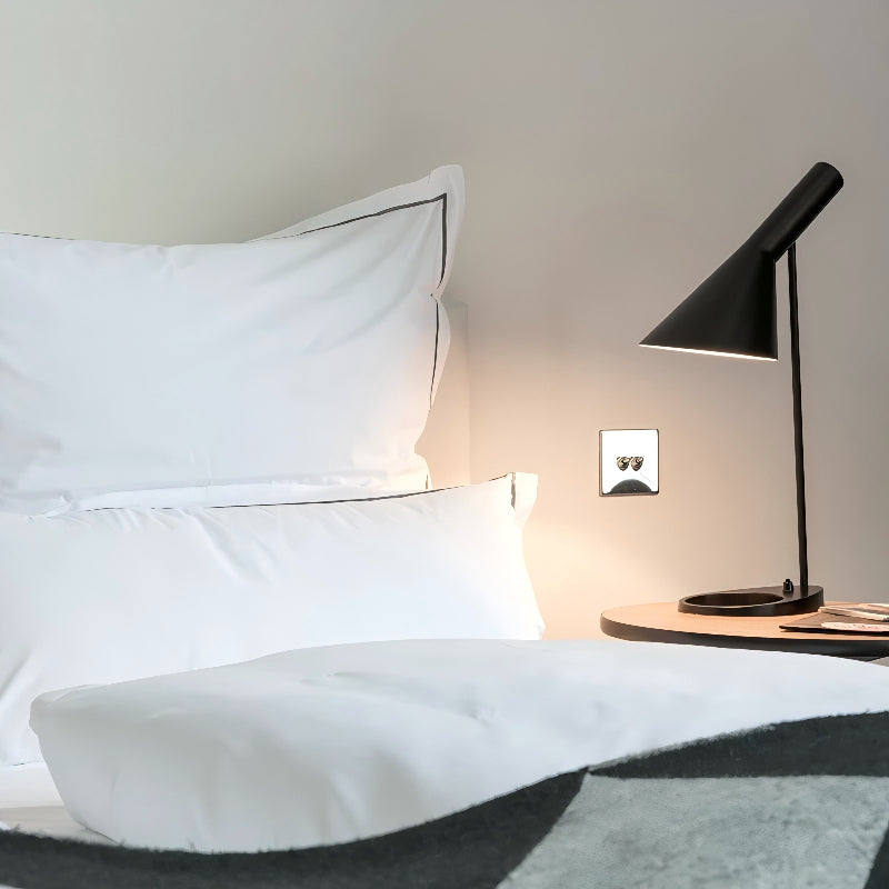 Verstellbare Tischlampe aus Metall im klassischen Design