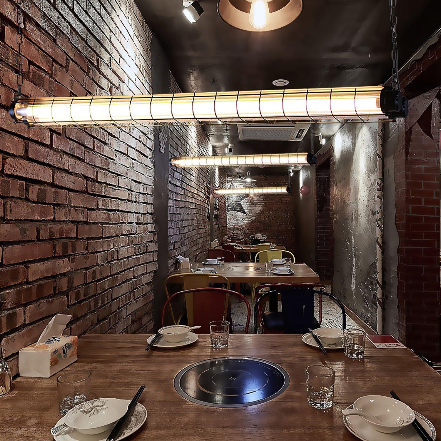 Kronleuchter aus Glas mit linearem Charakter, handgefertigt, klares Gusseisen, Metall, glatt, funkelnd