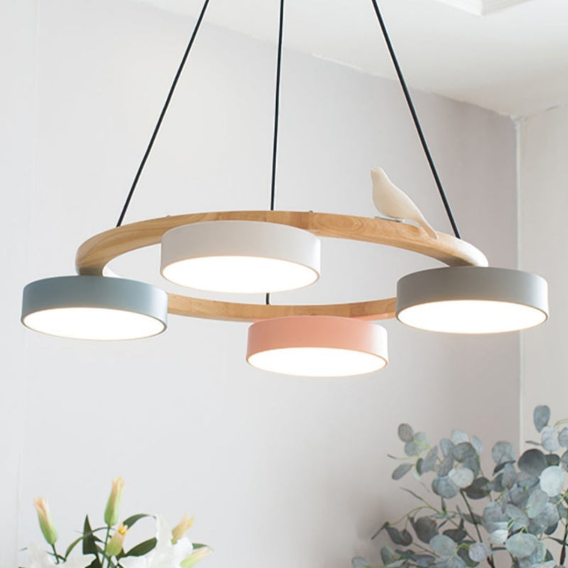 Kreativer bunter Kronleuchter aus Holz mit Vogelmotiv