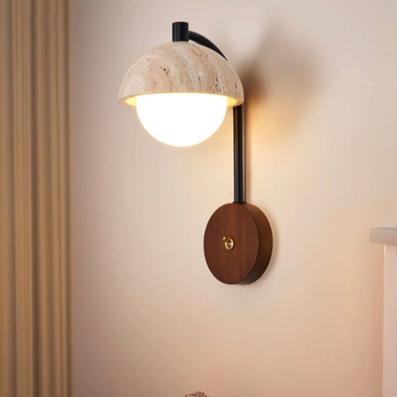 Minimalistische Halbkuppel-Wandleuchte aus Travertinstein