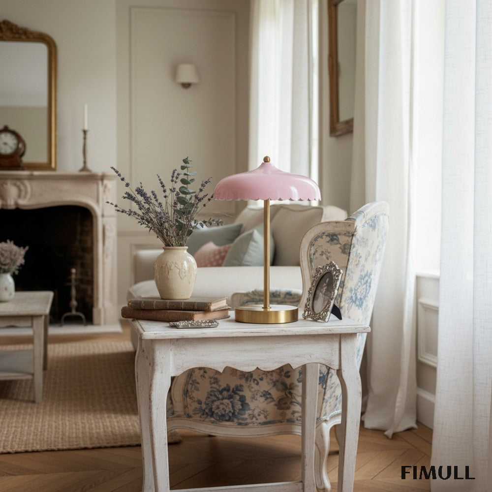 Rayla Tischlampe mit gebogenem Metallsockel – Retro-Muschelleuchte fürs Schlafzimmer