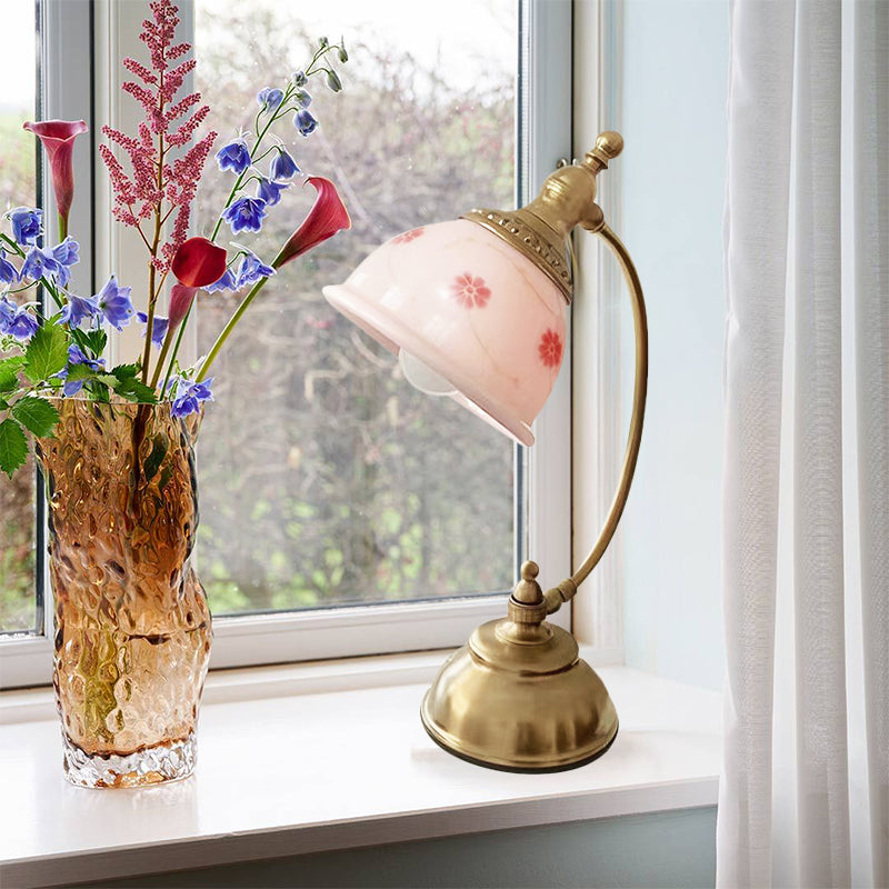 Französische cremerosa anmutige Tischlampe mit königlichem poliertem Messing für die Lounge
