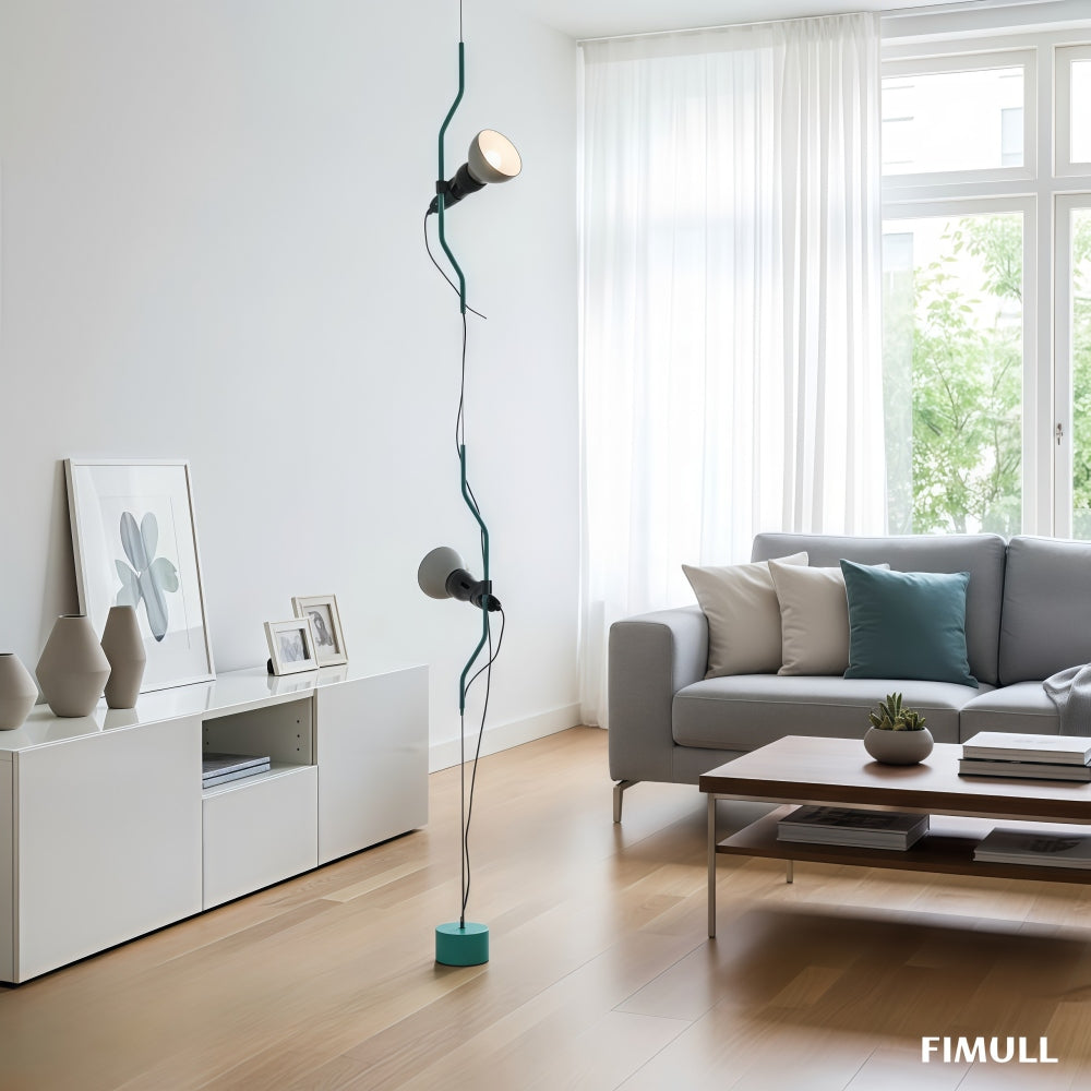 Moderne verstellbare Stehlampe mit Nickelrohr und Stahlseil fürs Schlafzimmer
