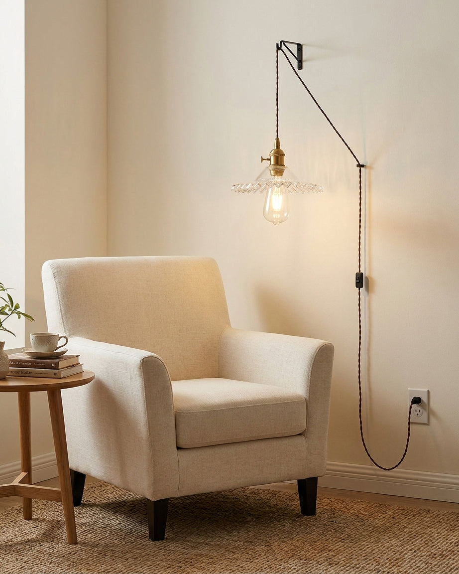 Plug-in-Hängeleuchte aus Glas und goldenem Metall mit Blattmotiv