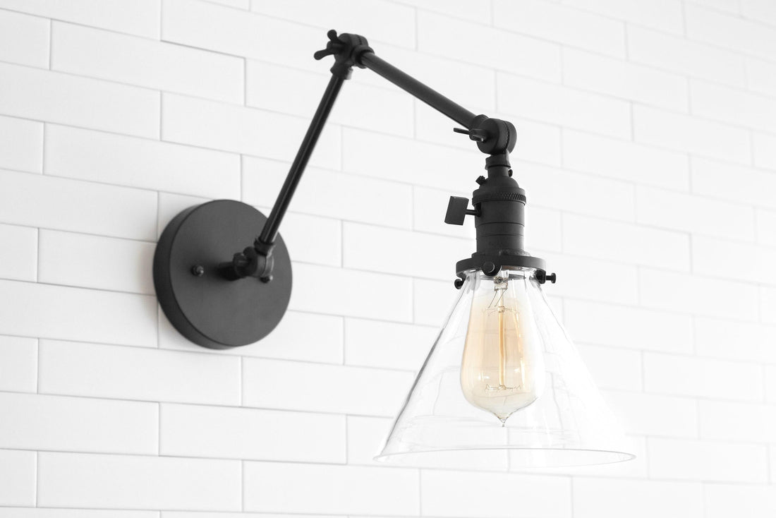Conique Industrielle Wandleuchte aus Metall mit verstellbarem Arm – Kegelschirm aus Vintage-Glas
