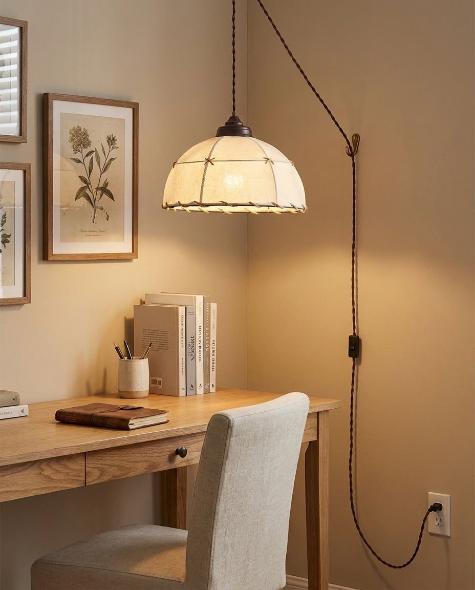 Plug-in-Hängeleuchte mit Lampenschirm aus Spitzenstoff