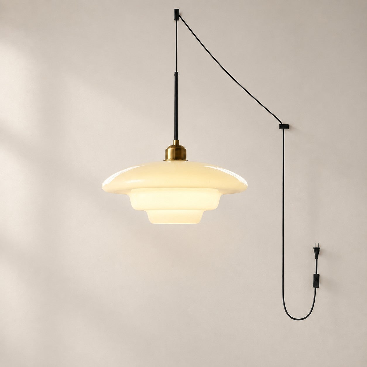 Vintage-Pendelleuchte aus milchweißem Glas mit Stecker