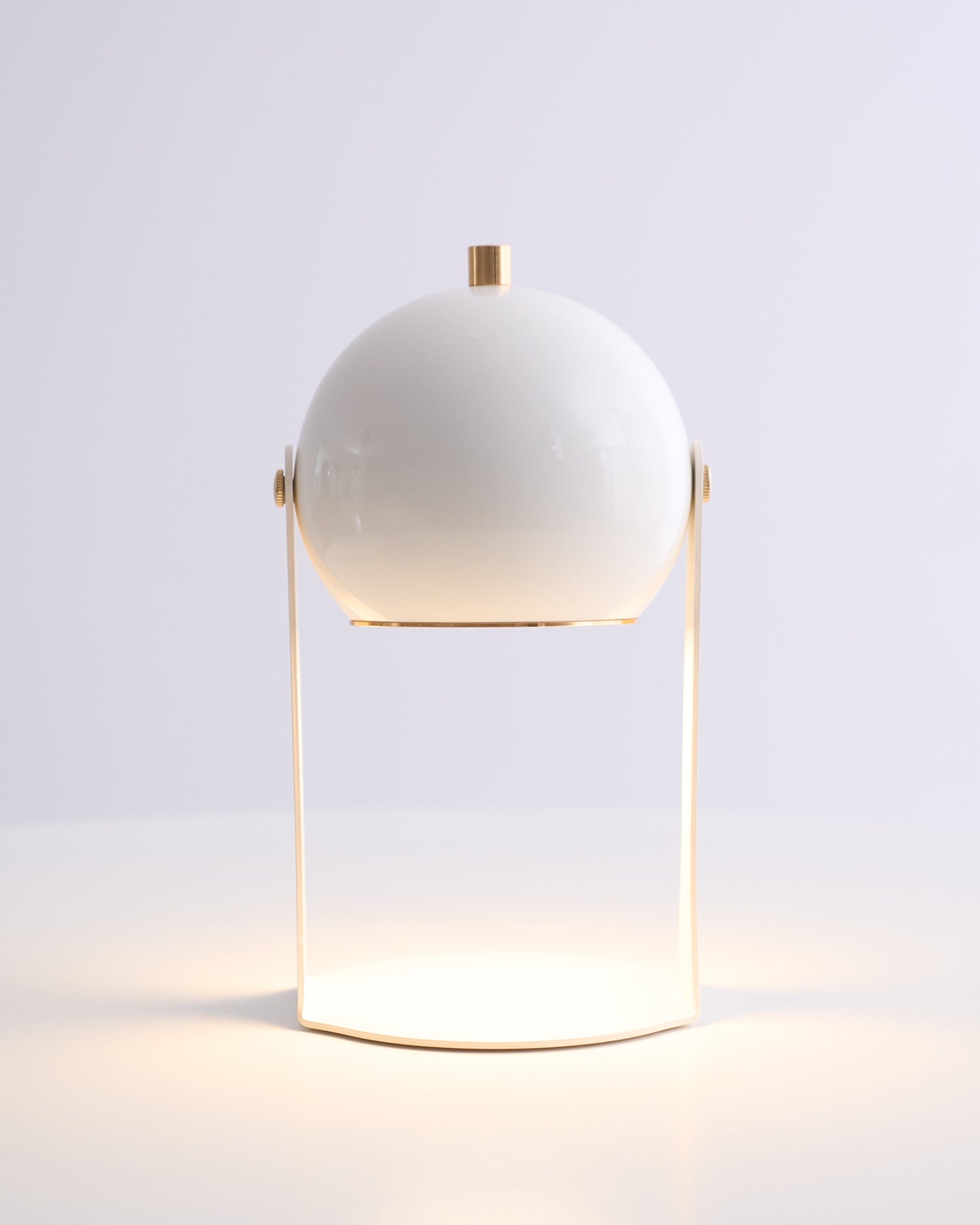 Glänzende schwarz-weiße Tischlampe – Helm-inspiriert