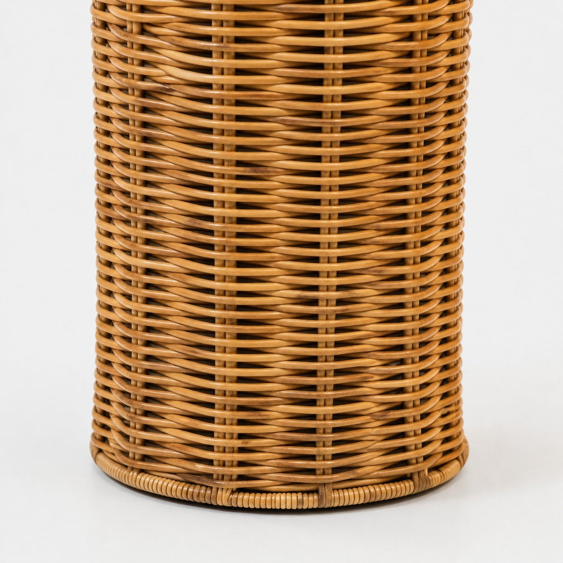 Close view of the woven rattan lamp body