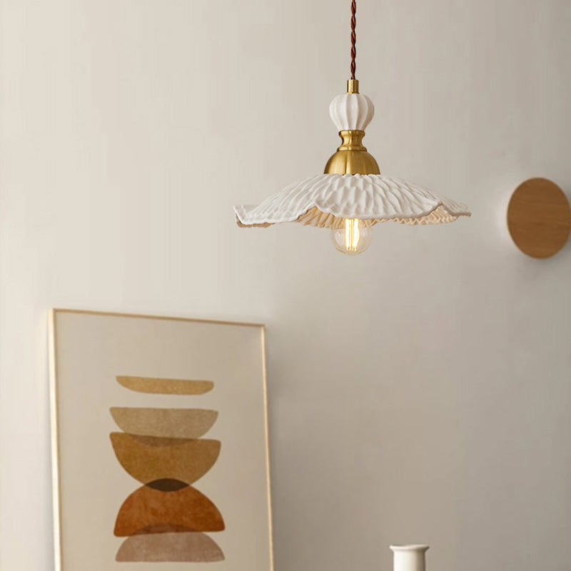 Pendelleuchte im raffinierten Stil mit warmen Tönen und Butterscotch-Messingkeramik für die Lounge