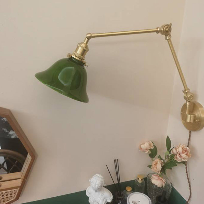 Nordische Retro-Wandleuchte mit langem Mast und glänzendem Messing für den Galerieraum