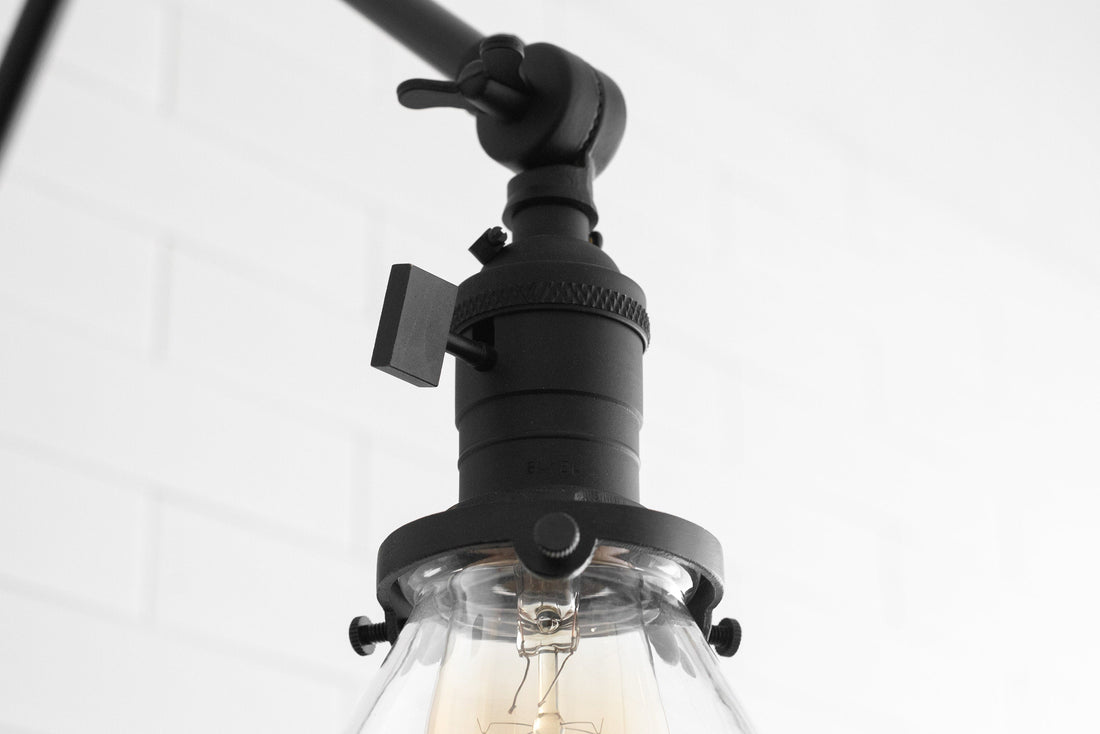 Conique Industrielle Wandleuchte aus Metall mit verstellbarem Arm – Kegelschirm aus Vintage-Glas