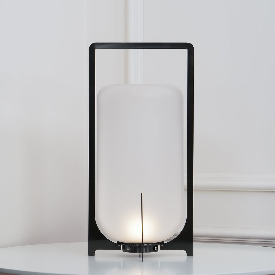 Schwarze Laternen-Tischlampe – LED-Außenleuchte mit Schirm aus geblasenem Glas
