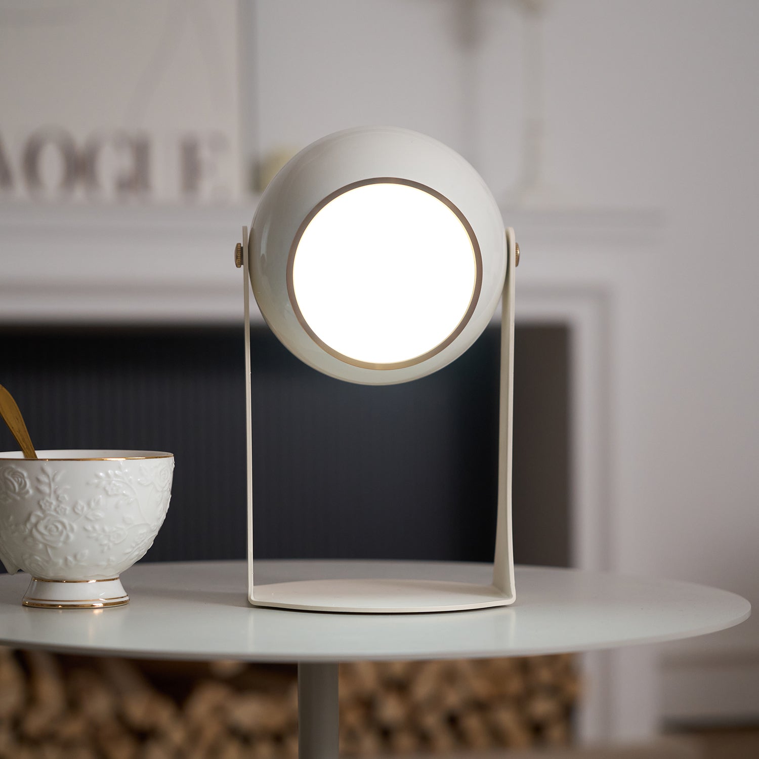 Glänzende schwarz-weiße Tischlampe – Helm-inspiriert