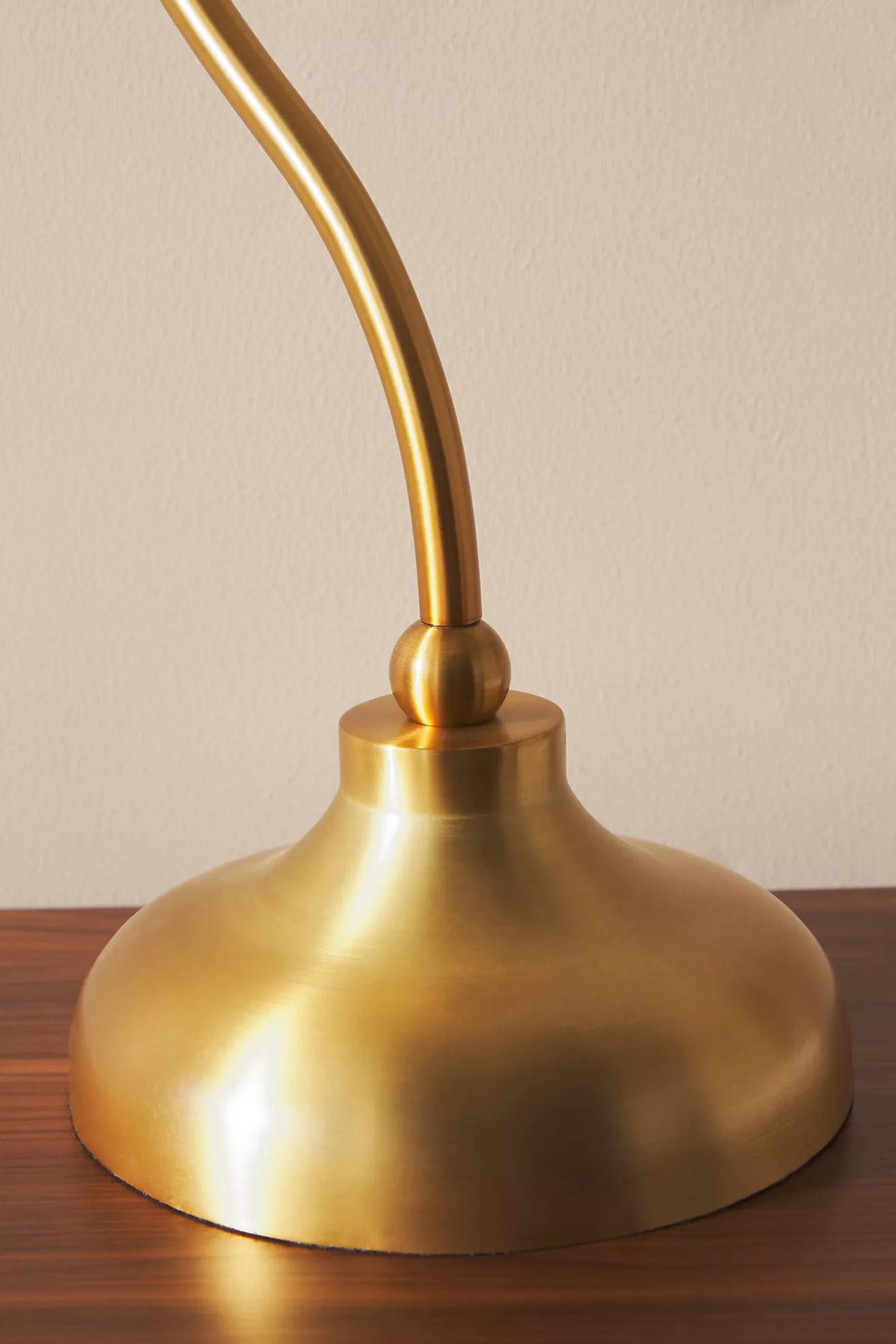 Rayla Tischlampe mit gebogenem Metallsockel – Retro-Muschelleuchte fürs Schlafzimmer