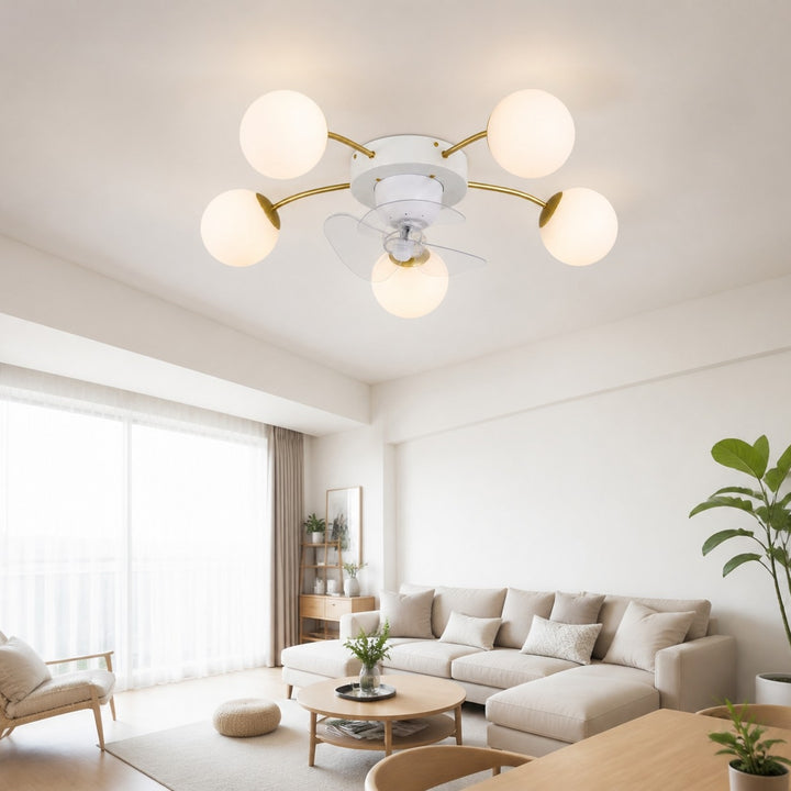 Moderner weiß-goldener Deckenventilator mit Beleuchtung und Glaskugeln
