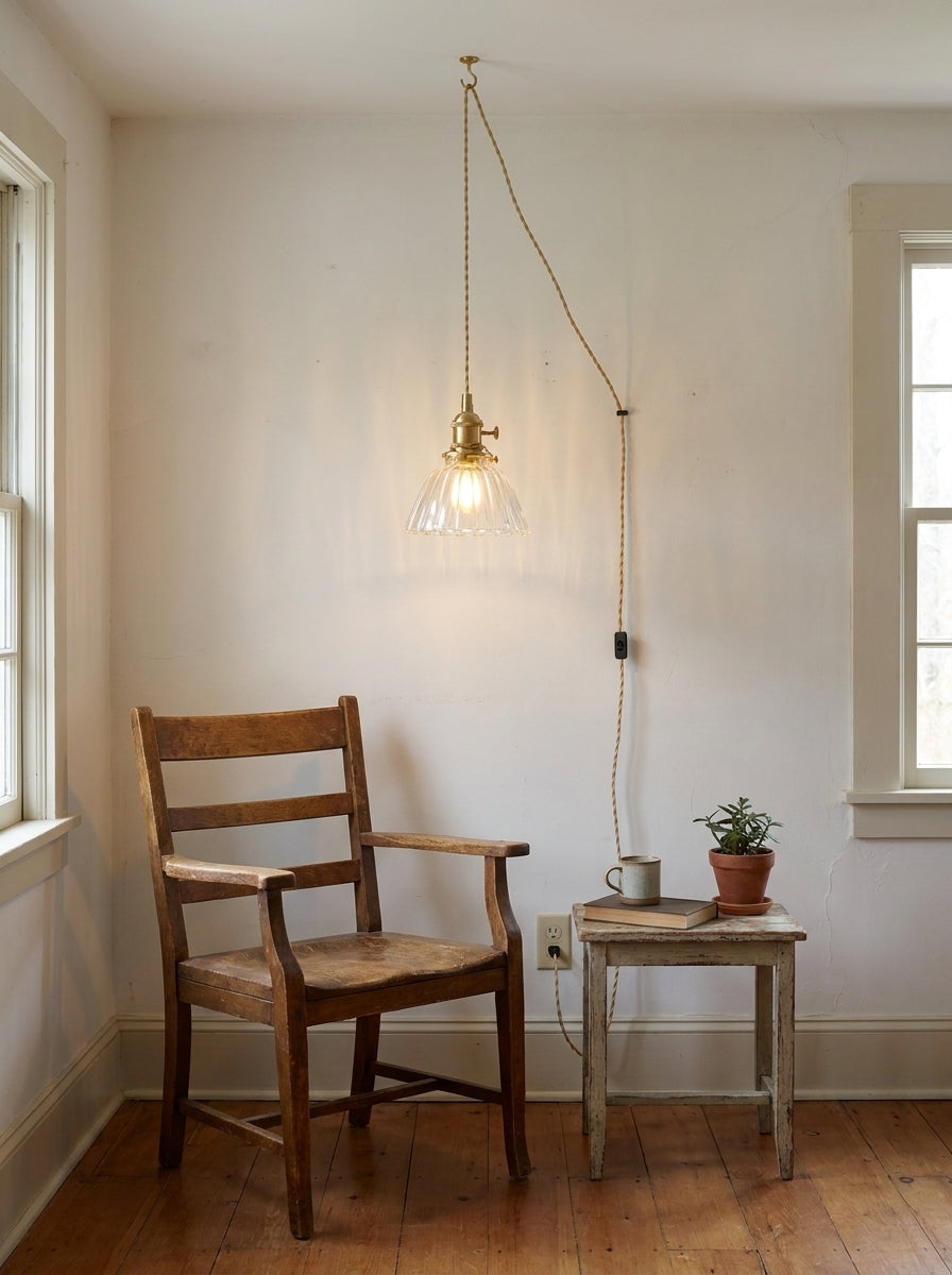 Pendelleuchte aus Messing und Klarglas mit Stecker