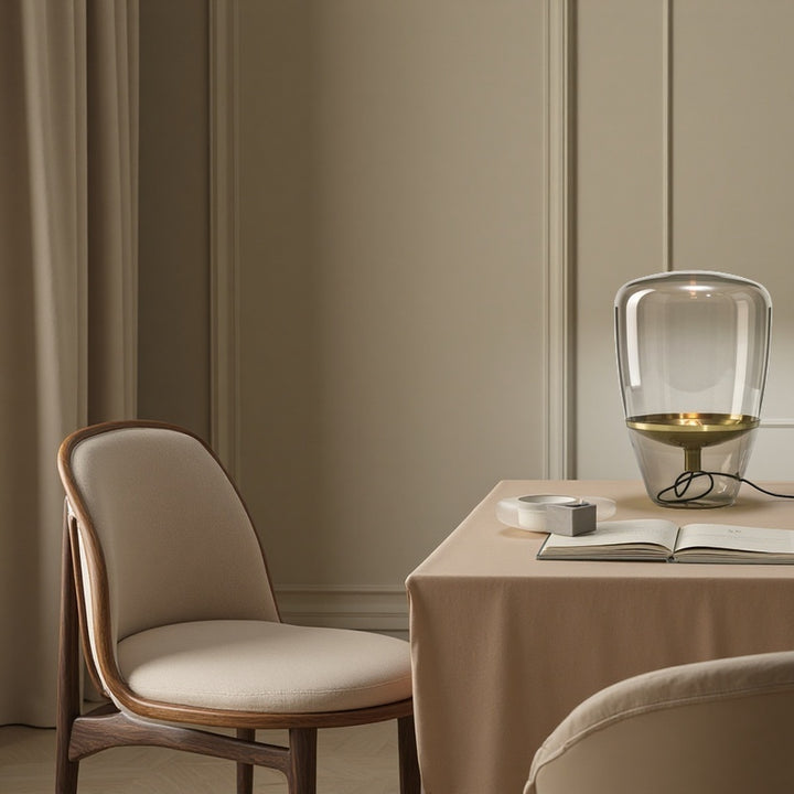 Minimalistische Tischlampe aus mundgeblasenem Ballonglas