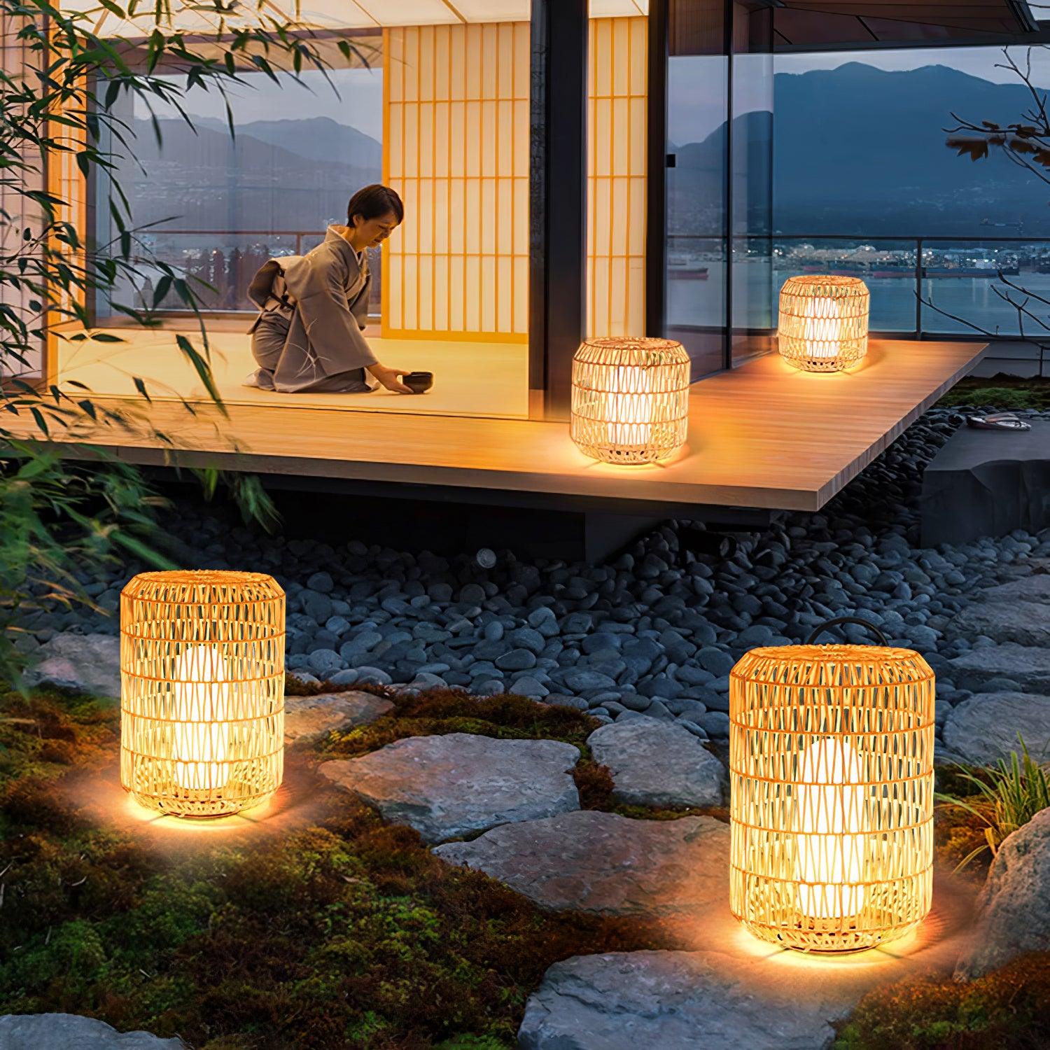 Außenlampe aus geflochtenem Rattan – traditionelles Handwerkslicht für Ecken