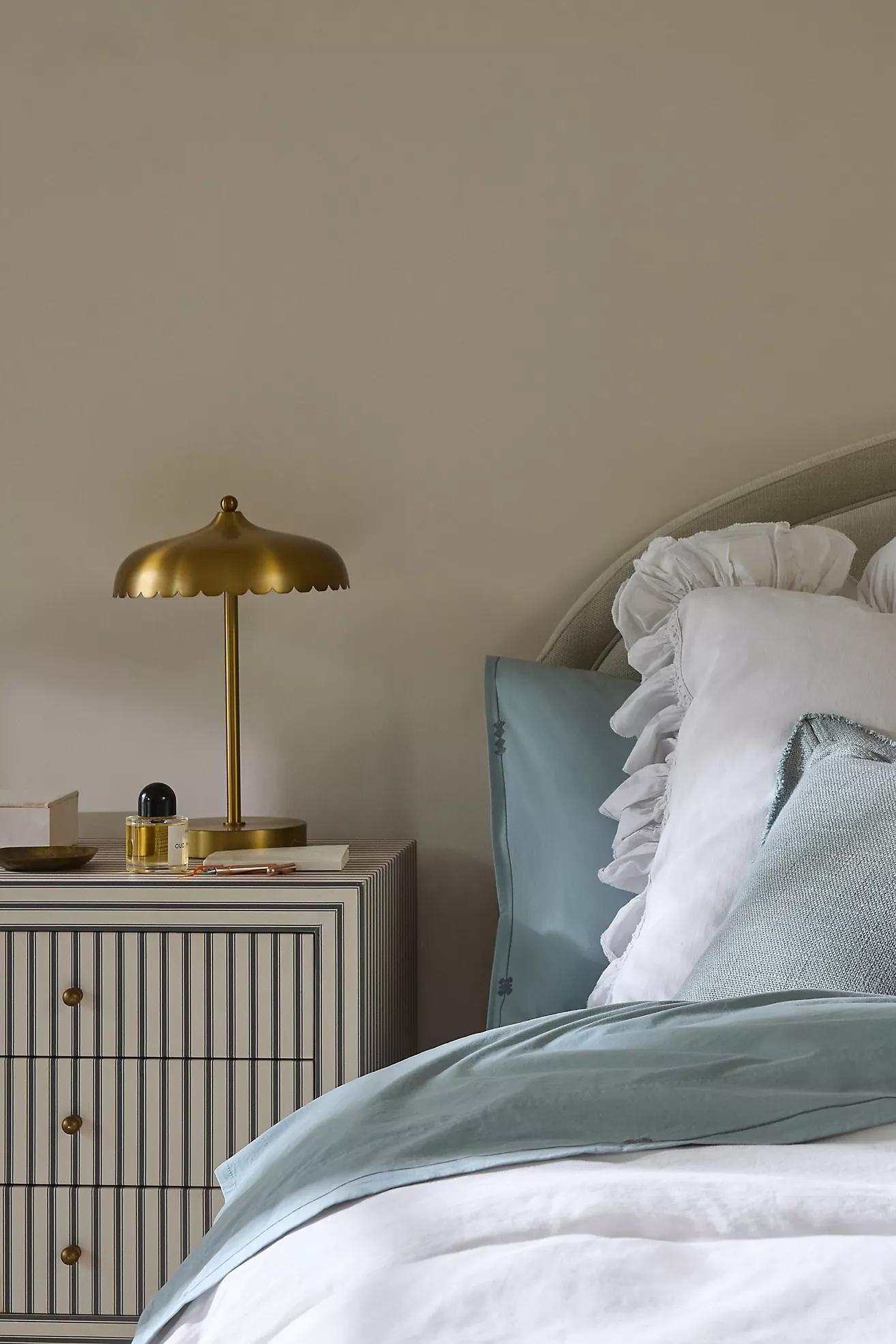 Rayla Tischlampe mit gebogenem Metallsockel – Retro-Muschelleuchte fürs Schlafzimmer