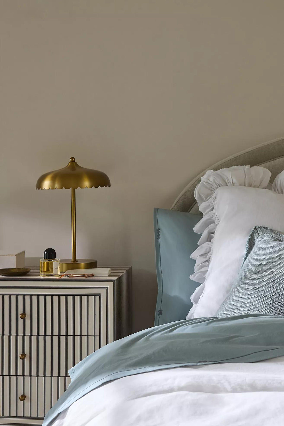 Rayla Curved Metal Base Table Lamp - Retro Scallop Light for Bedroom