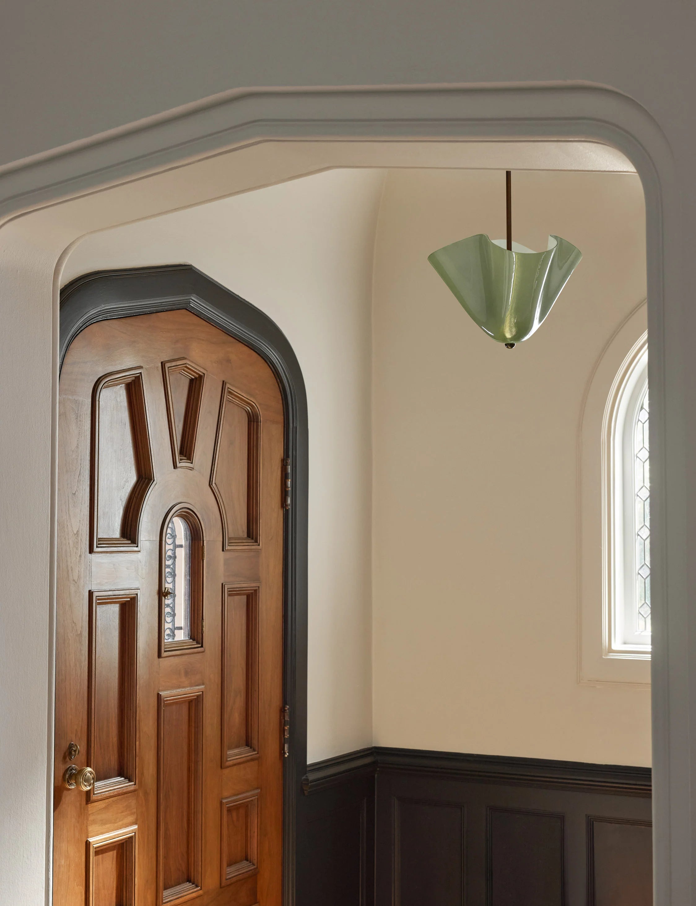 Bellina Radner Pendelleuchte – Farbiger Glasschirm mit Messingdetails für moderne Räume