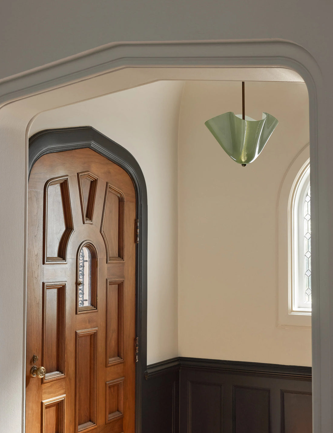 Bellina Radner Pendelleuchte – Farbiger Glasschirm mit Messingdetails für moderne Räume