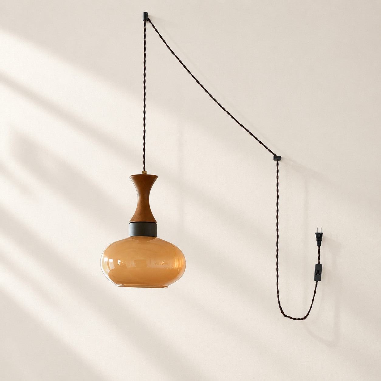 Skandinavische Pendelleuchte Velora im Landhausstil mit Stecker und Glasschirm