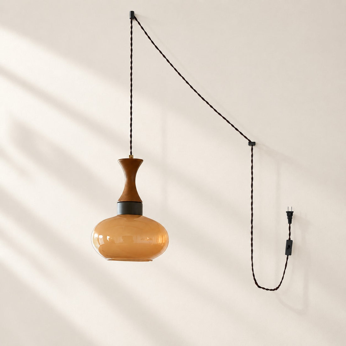 Skandinavische Pendelleuchte Velora im Landhausstil mit Stecker und Glasschirm