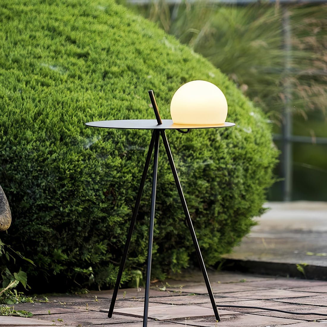 Stativ-Außenlampe – Solar-Ambientelicht und Beistelltisch für die Terrasse