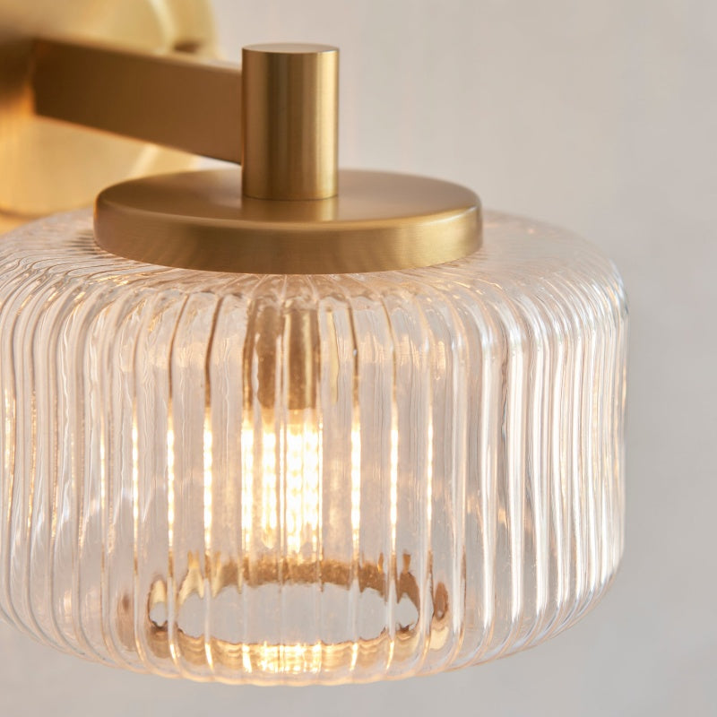 Canovus Wandleuchte mit geripptem Glasschirm – Elegante Messing-Wandleuchte für die Wohnzimmerbeleuchtung