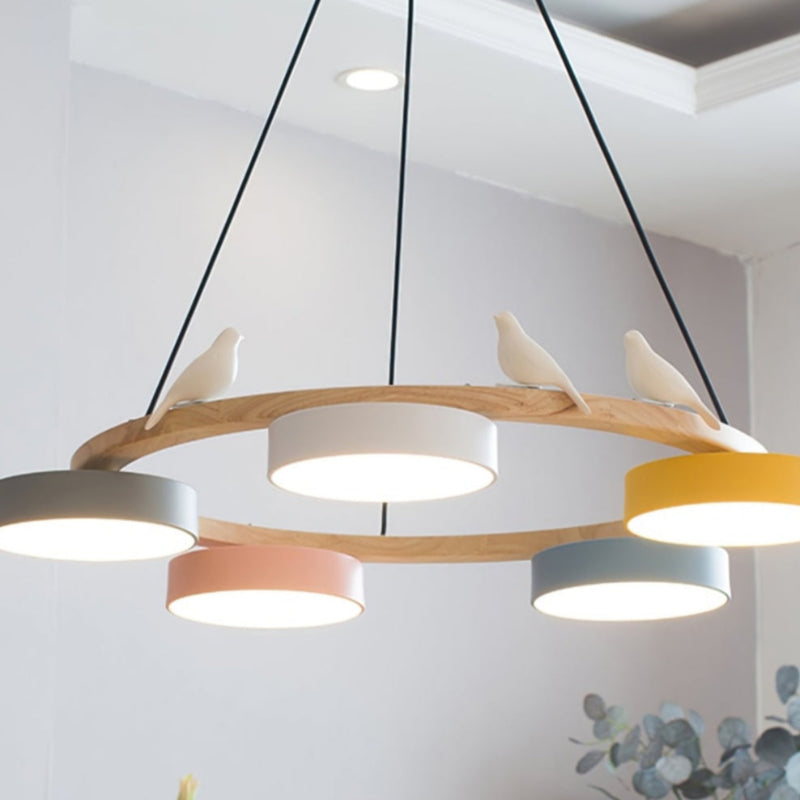 Kreativer bunter Kronleuchter aus Holz mit Vogelmotiv