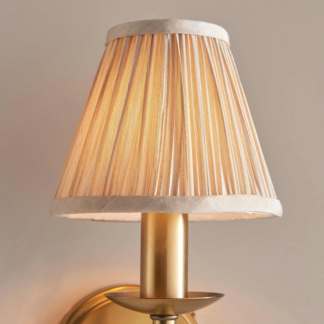 Tela Traditional Brass Wall Light - Classic Curved-Arm Sconce for Living Room & Hallway