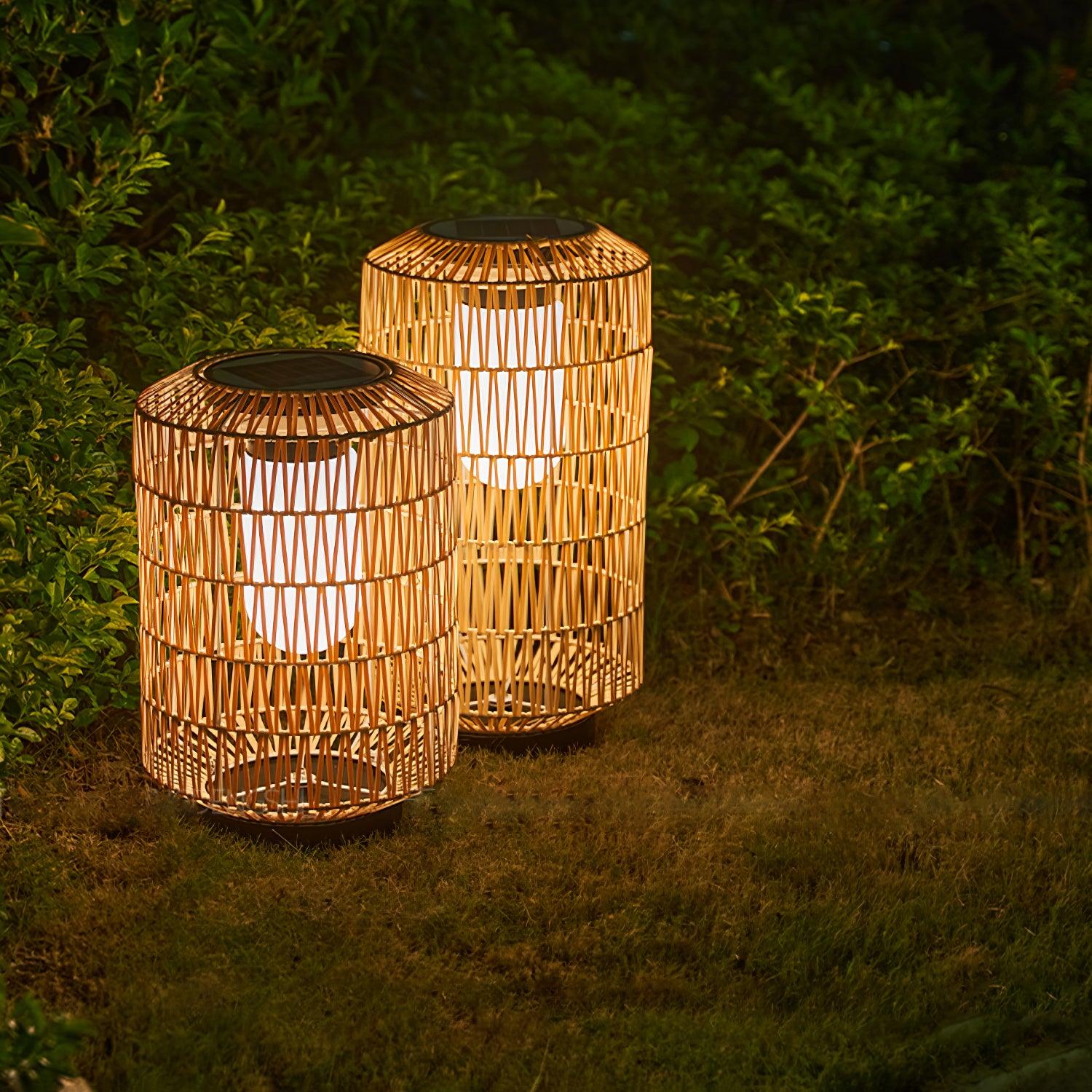 Außenlampe aus geflochtenem Rattan – traditionelles Handwerkslicht für Ecken