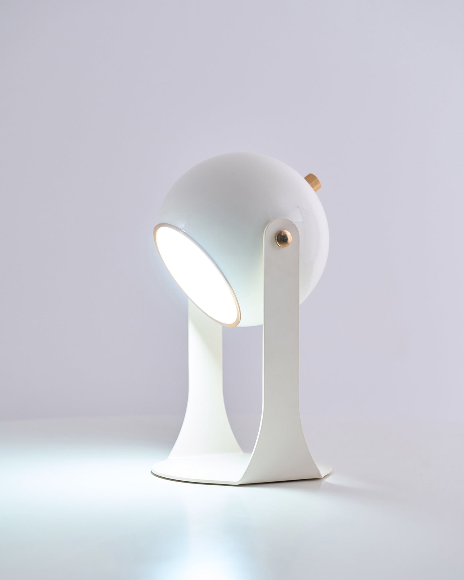 Glänzende schwarz-weiße Tischlampe – Helm-inspiriert