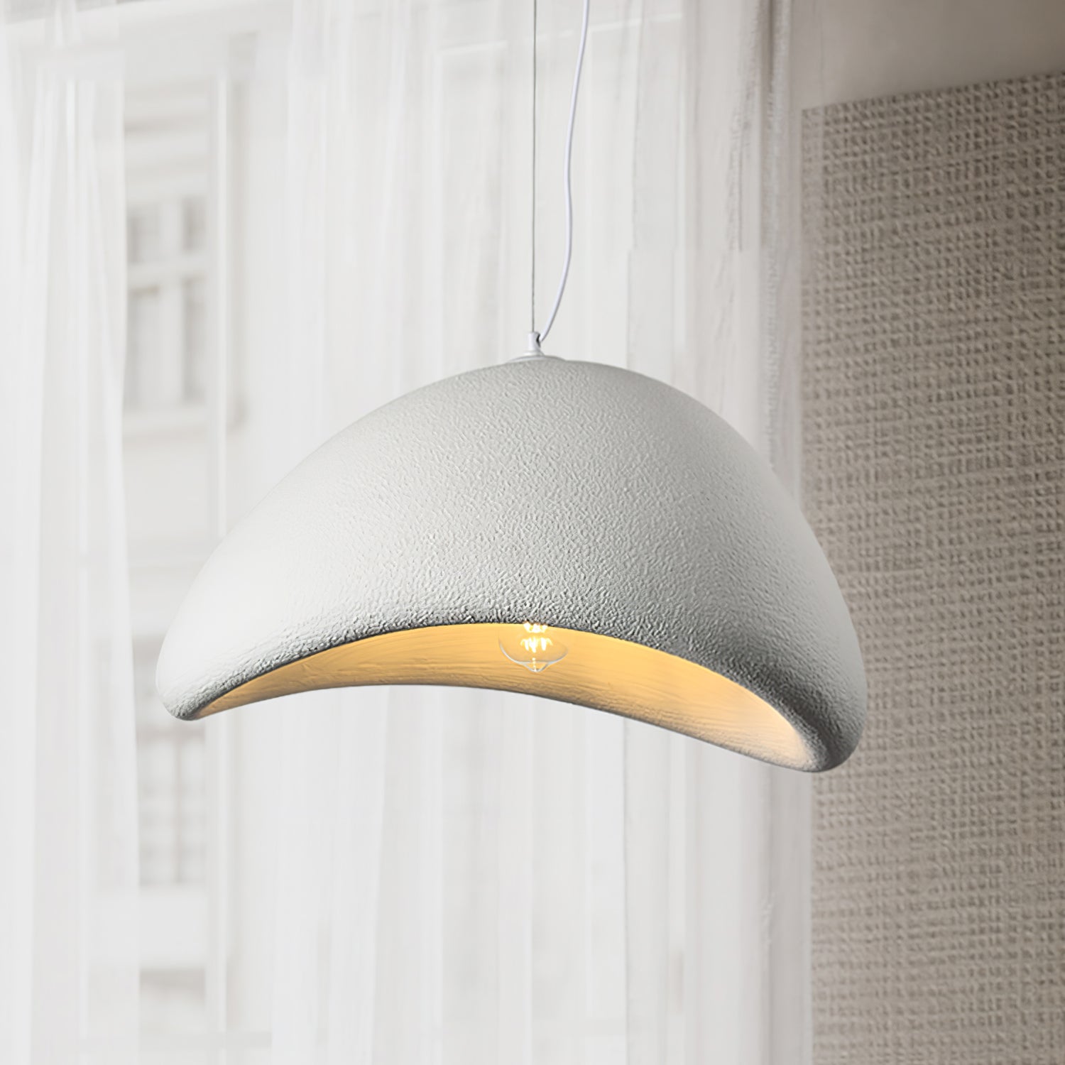 Gebogene Pendelleuchte aus Polystyrol mit Stecker