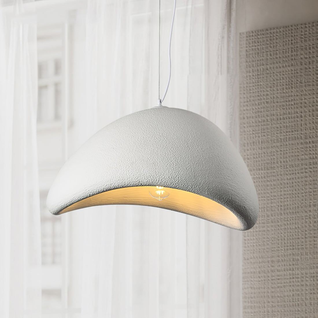 Gebogene Pendelleuchte aus Polystyrol mit Stecker
