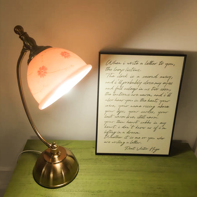 Französische cremerosa anmutige Tischlampe mit königlichem poliertem Messing für die Lounge