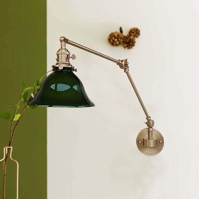 Nordische Retro-Wandleuchte mit langem Mast und glänzendem Messing für den Galerieraum