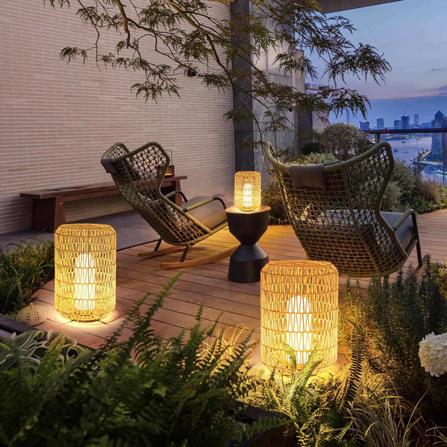 Außenlampe aus geflochtenem Rattan – traditionelles Handwerkslicht für Ecken