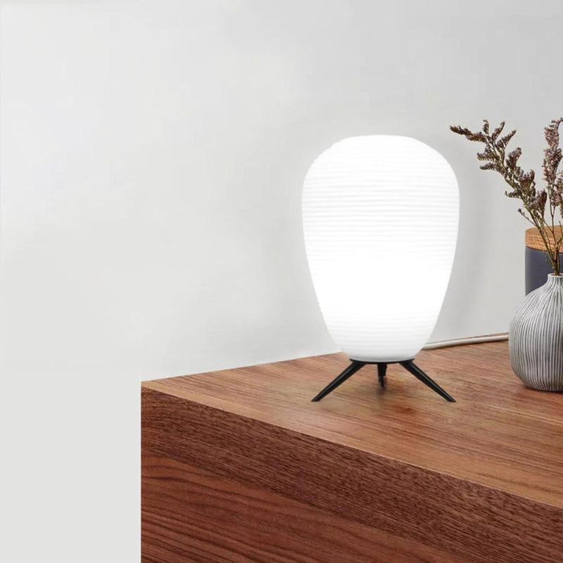 Minimalistische gerippte Tischleuchte aus Milchglas