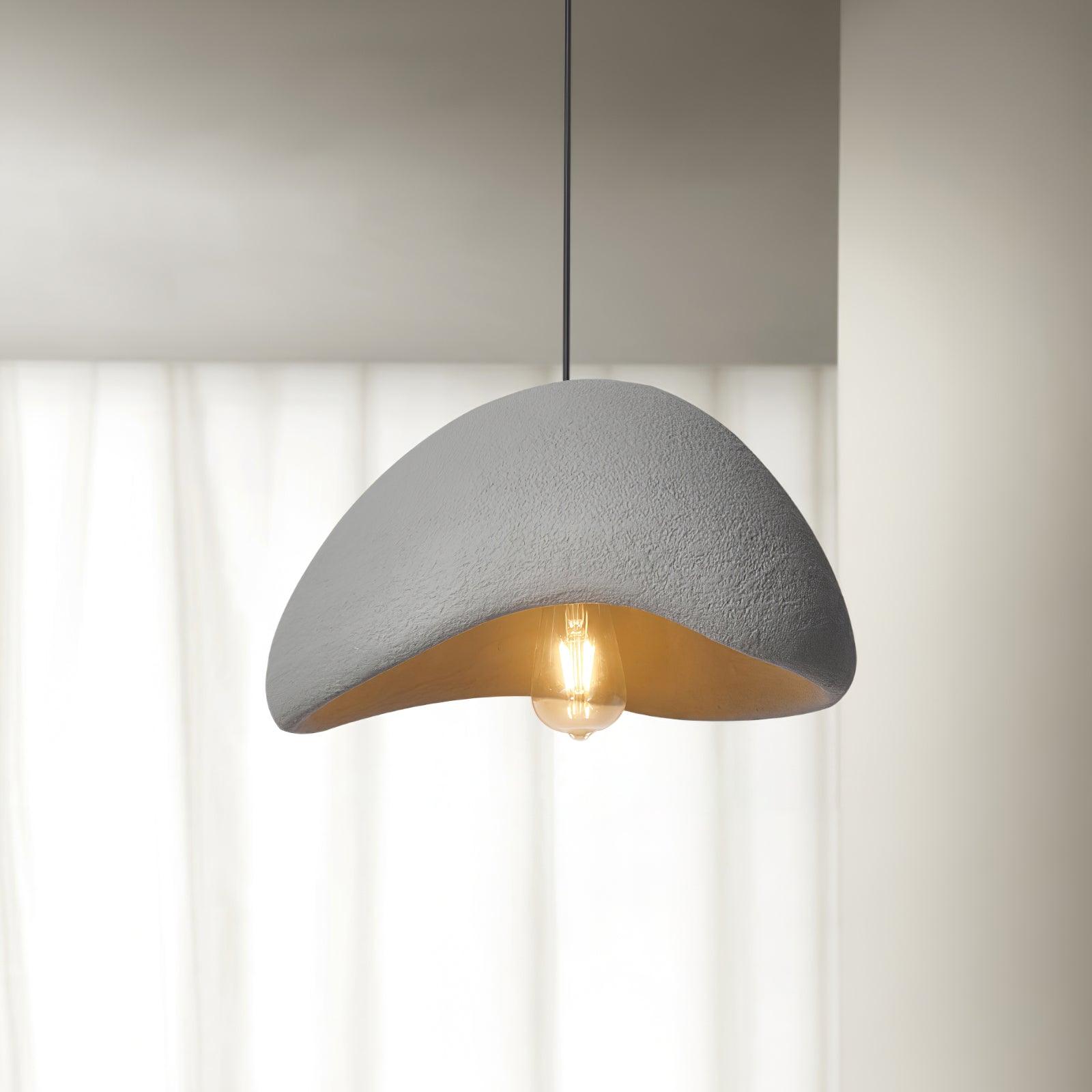 Gebogene Pendelleuchte aus Polystyrol mit Stecker