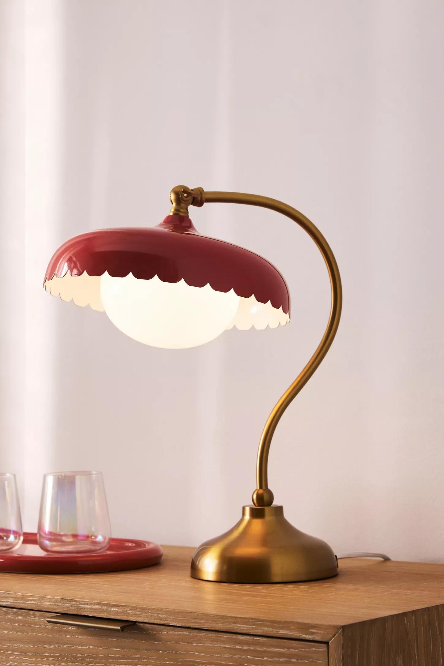Rayla Tischlampe mit gebogenem Metallsockel – Retro-Muschelleuchte fürs Schlafzimmer