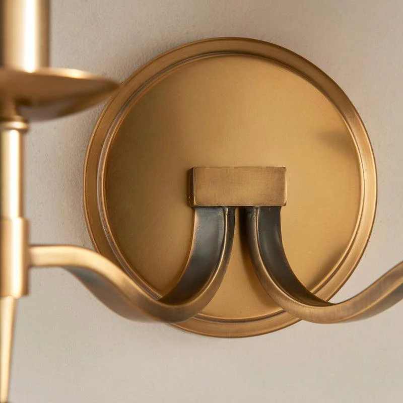 Tela Traditional Brass Wall Light - Classic Curved-Arm Sconce for Living Room & Hallway